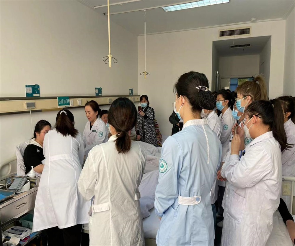 图片2 专家组现场考核教学查房活动.jpg